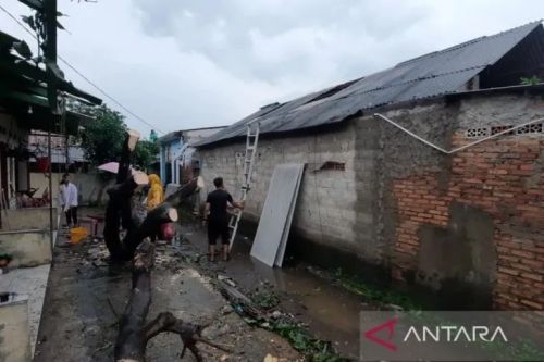 Warga Kampung Buwek Jaya, Desa Sumberjaya, Kecamatan Tambun Selatan, Kabupaten Bekasi, Jawa Barat memperbaiki atap rumah usai diterjang angin puting beliung tadi siang. (ANTARA/Pradita Kurniawan Syah).