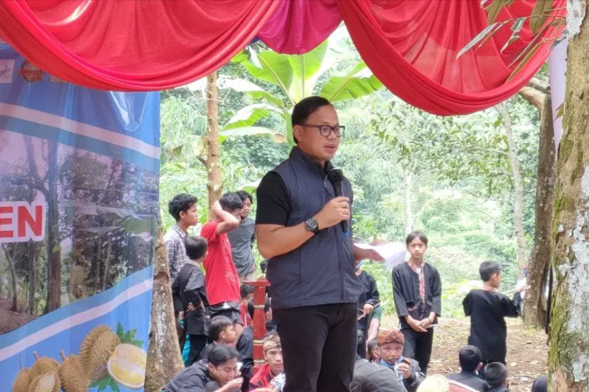 Wali Kota Bogor, Jawa Barat Bima Arya Sugiarto saat membuka penanaman bibit durian di Kelurahan Rancamaya, Kecamatan Bogor Selatan tahun 2022. (ANTARA/Linna Susanti)