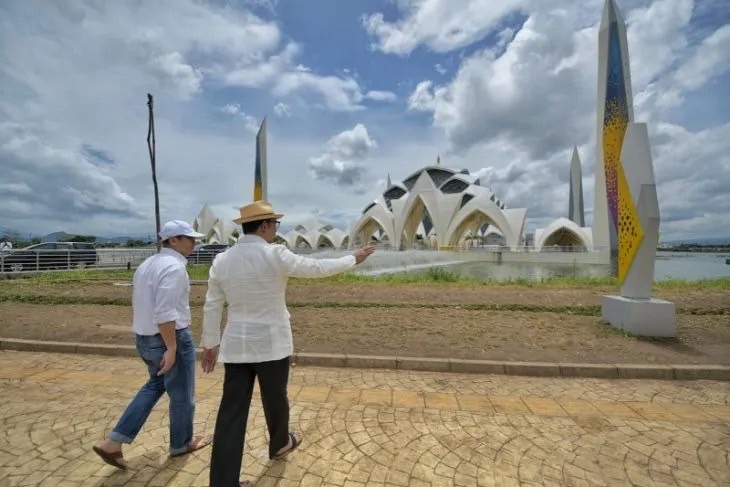 Gubernur Ridwan Kamil bersama Sekda Setiawan Wangsaatmaja saat mempimpin Rapat Evaluasi Masjid Raya Al Jabbar di Masjid Al Jabbar, Kecamatan Gedebage, Kota Bandung, Rabu (1/3/2023). (ANTARA/HO-Humas Pemda Jawa Barat)