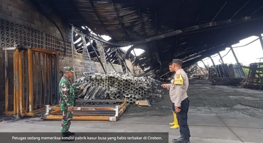 Pendinginan Pasca Kebakaran Pabrik Kasur di Cirebon Masih Dilakukan