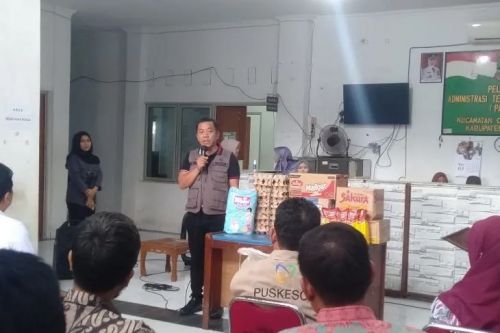 Wakil Bupati Karawang Aep Syaepuloh saat menyalurkan bantuan untuk korban banjir. (ANTARA/Ali Khumaini)