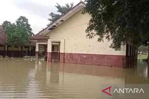 Kondisi SDN 01, 03, 04 Bojongsari, Kecamatan Kedungwaringin, Kabupaten Bekasi, Jawa Barat terendam banjir, Kamis (2/3/2023). (FOTO ANTARA/Pradita Kurniawan Syah).