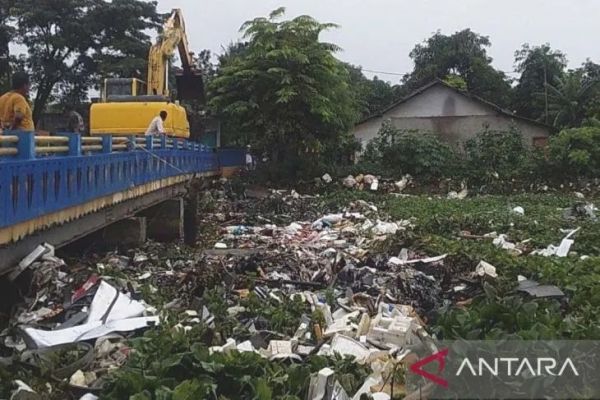 DLH Siapkan 10 Truk Angkut Puluhan Ton Sampah di Kali Ciherang Bekasi