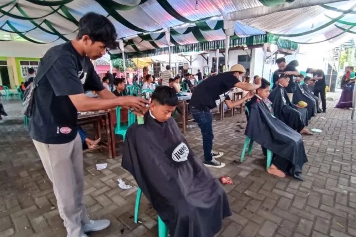 Sambut Ramadhan, 2.000 Santri di Cirebon Cukur Rambut Massal