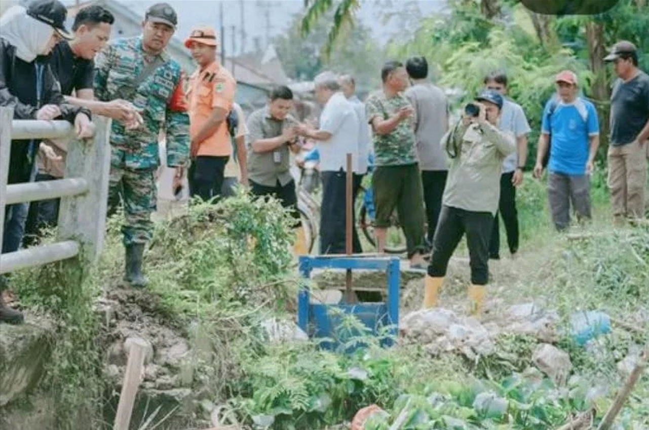 Pemkab Karawang Kerahkan Alat Berat untuk Bersihkan Sampah Penyebab Banjir