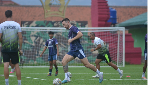 Jelang Laga Persib vs Persik, Klok Alami Gangguan Engkel