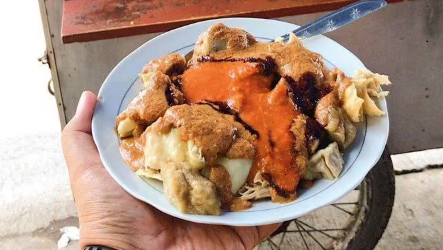 Siomay bisa dinikmati dengan tambahan saus kacang. (Twitter/yuwonooktav)