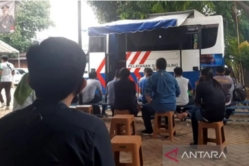 Ilustrasi - Warga tengah menunggu antrean dengan menjaga jarak di layanan SIM keliling Kampus Trilogi Kalibata Jakarta Selatan.  Foto; ANTARA/Ganet Dirgantoro/aa.