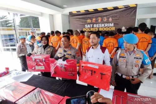 Konferensi pers pengungkapan kasus kriminal curanmor di Mako Polres, Cibinong, Kabupaten Bogor, Jawa Barat, Senin (6/3/2023). (ANTARA/M Fikri Setiawan)