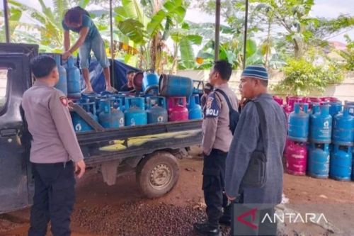 Polisi membongkar praktik pengoplosan gas bersubsidi di Desa Pasir Angin, Cileungsi, Kabupaten Bogor, Jawa Barat. (ANTARA/HO-Humas Polres Bogor)