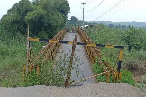 Jembatan Citamiang Ambles, Akses Jalan Penghubung 2 Kecamatan di Purwakarta Terputus
