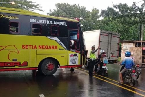 Petugas saat melakukan evakuasi kendaraan Bus Setia Negara yang terlibat kecelakaan lalu lintas di Cirebon, Jawa Barat, Rabu (8/3/2023). (ANTARA/Ho-Satlantas Polres Cirebon Kota)