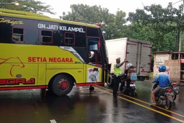 Bus Tabrak Motor di Cirebon, Dua Orang Tewas