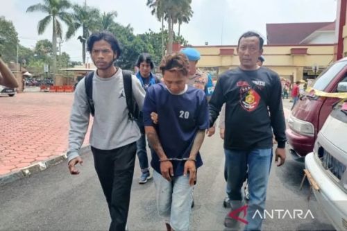 Polisi mengamankan tersangka pembunuhan berinisial ER di Polresta Bandung, Kabupaten Bandung, Jawa Barat, Kamis (9/3/2023). (ANTARA/Bagus Ahmad Rizaldi)
