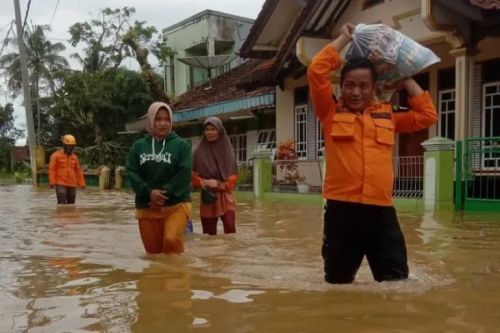 Petuags BPBD membantu masyarakat yang terdampak banjir di Desa Tanjungsari, Kecamatan Sukaresik, Kabupaten Tasikmalaya, Jawa Barat, Kamis (9/3/2023). (ANTARA/HO-BPBD Kabupaten Tasikmalaya)