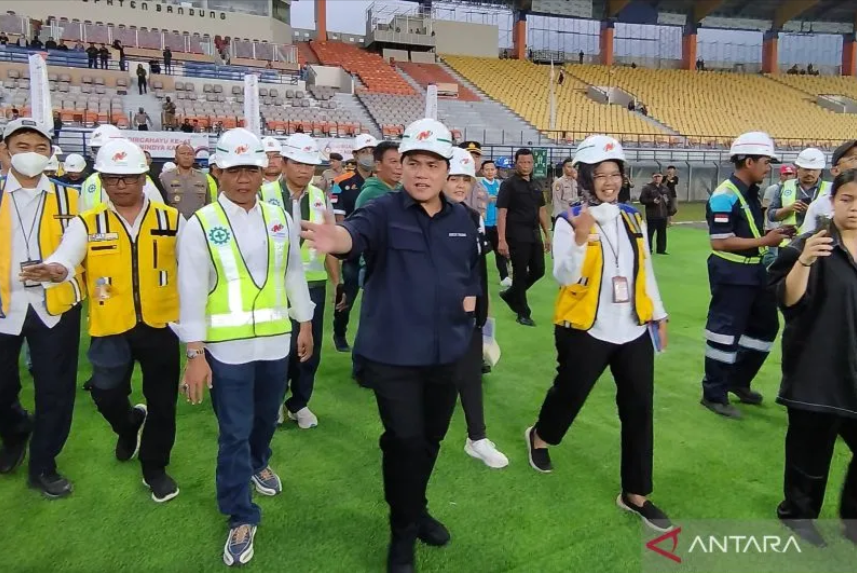 Pastikan Renovasi Tepat Waktu, Ketum PSSI Tinjau Si Jalak Harupat