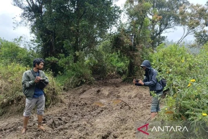 Warga memantau kerusakan lingkungan yang terjadi di kawasan wisata Rancaupas, Kabupaten Bandung, Jawa Barat. (ANTARA/Bagus Ahmad Rizaldi)