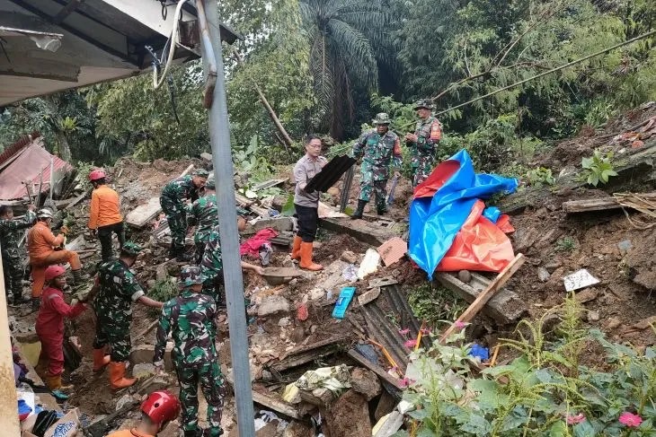  Kondisi Rabu (15/3/2023) pagi, pencarian lanjutan korban longsor TPT tebing rel kereta api yang menimpa lima rumah di RT07/RW04 Kampung Sirna Sari Kelurahan Empang, Kecamatan Bogor Selatan, Kota Bogor, Jawa Barat pada Selasa (14/3/2023) pukul 23.00 WIB. 