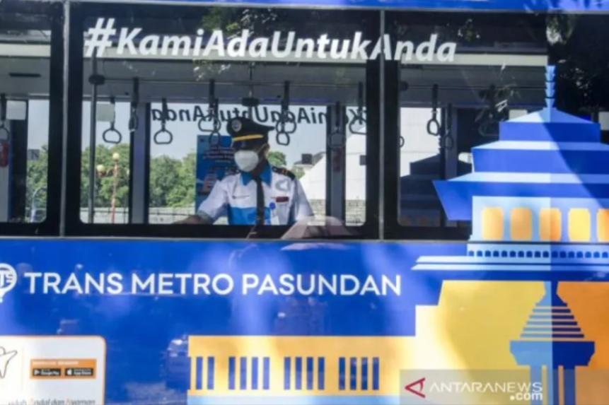 Petugas memeriksa kesiapan fasilitas bus Trans Metro Pasundan saat peresmian di Monumen Perjuangan Rakyat Jawa Barat, Bandung, Jawa Barat, Senin (27/12/2021). Kementerian Perhubungan meluncurkan Teman Bus melalui program 