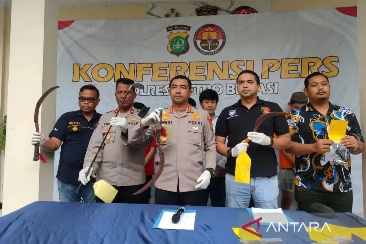  Polisi menunjukkan barang bukti kejahatan enam pelaku pencurian saat ungkap kasus di Mapolres Metro Bekasi, Rabu. (ANTARA/Pradita Kurniawan Syah).