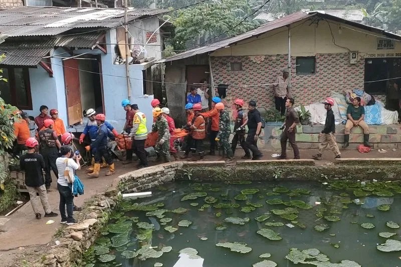 Petugas membawa jenazah Azzam (5) korban longsor di Kelurahan Empang, Kecamatan Bogor Selatan, Kota Bogor, Jawa Barat, setelah berhasil dievakuasi pada Kamis (16/3/2023), pukul 17.45 WIB. (ANTARA/Linna Susanti)