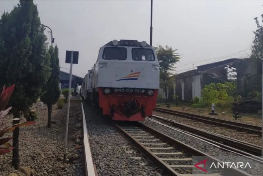 Cegah Kecelakaan, Pihak KAI Larang Warga Beraktivitas di Jalur Kereta Api