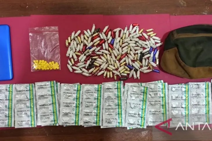 Barang bukti obat keras terbatas tanpa izin edar yang disita Satnakoba Polres Sukabumi Kota dari seorang pemuda berinisial MS (25) warga Kampung Cibungur, Kelurahan Sindangpalay, Kecamatan Cibereum, Kota Sukabumi, Jabar. Antara/Aditya Rohman