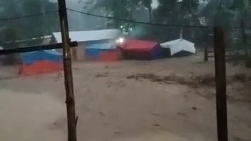 Banjir Terjang 6 Kecamatan di Cianjur, Hunian Darurat Korban Gempa Ikut Terendam