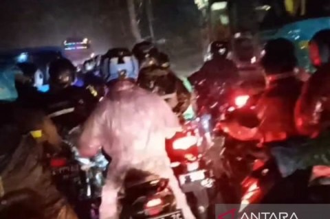 Anteran panjang kendaraan akibat jalur Puncak-Cianjur, Jawa Barat, tepatnya di jalur Sate Sinta-Cijedil, ditutup sementara karena kembali longsor, Senin (20/3/2023) malam. (ANTARA/Ahmad Fikri).