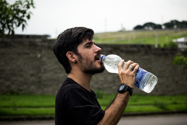 ilustrasi- minum air. Foto: Pexels