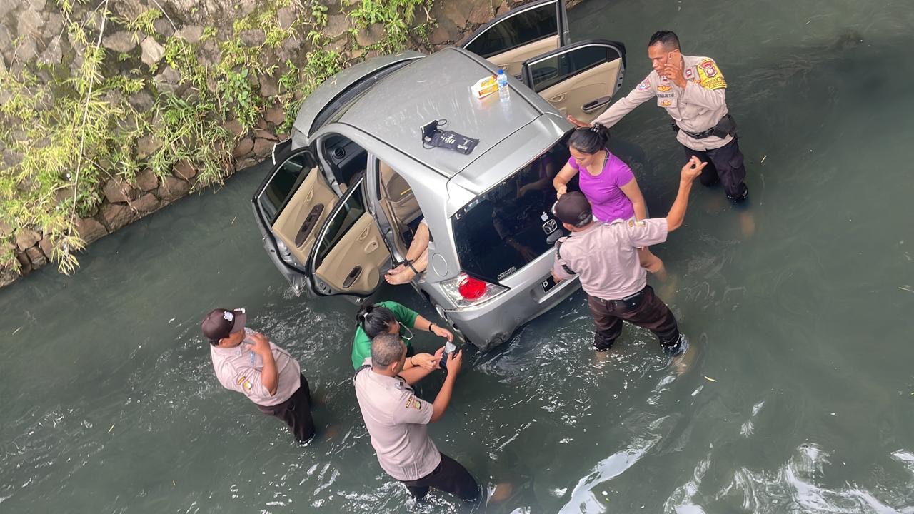 Diduga Salah Injak Pedal, Mobil Terjun ke Parit di Bekasi