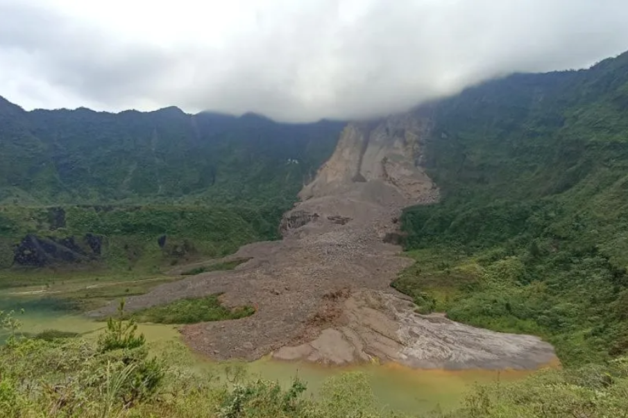 Kondisi tebing longsor di Gunung Galunggung, Kabupaten Tasikmalaya, Jawa Barat. Foto ANTARA/HO-BPBD Kabupaten Tasikmalaya