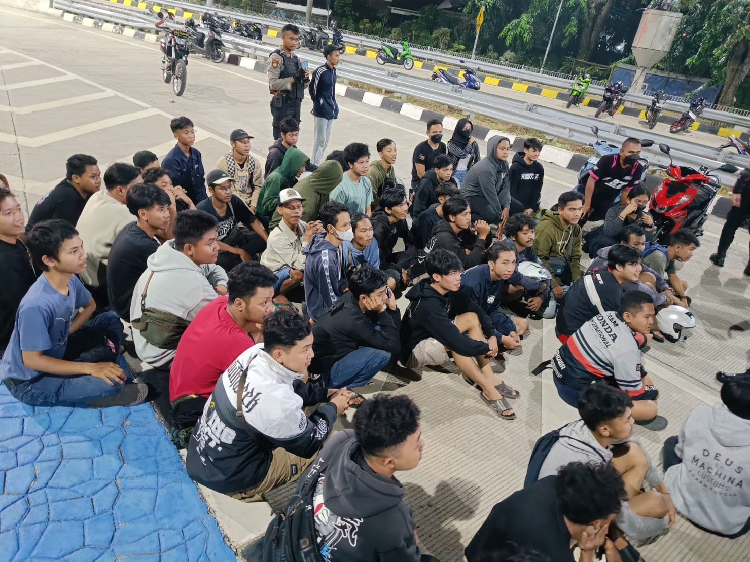 Tim 2 Patroli Perintis Presisi Polres Metro Bekasi Kota menangkap puluhan remaja diduga hendak balap liar dan Sahur On The Road (SOTR). Foto: Polres Metro Bekasi Kota