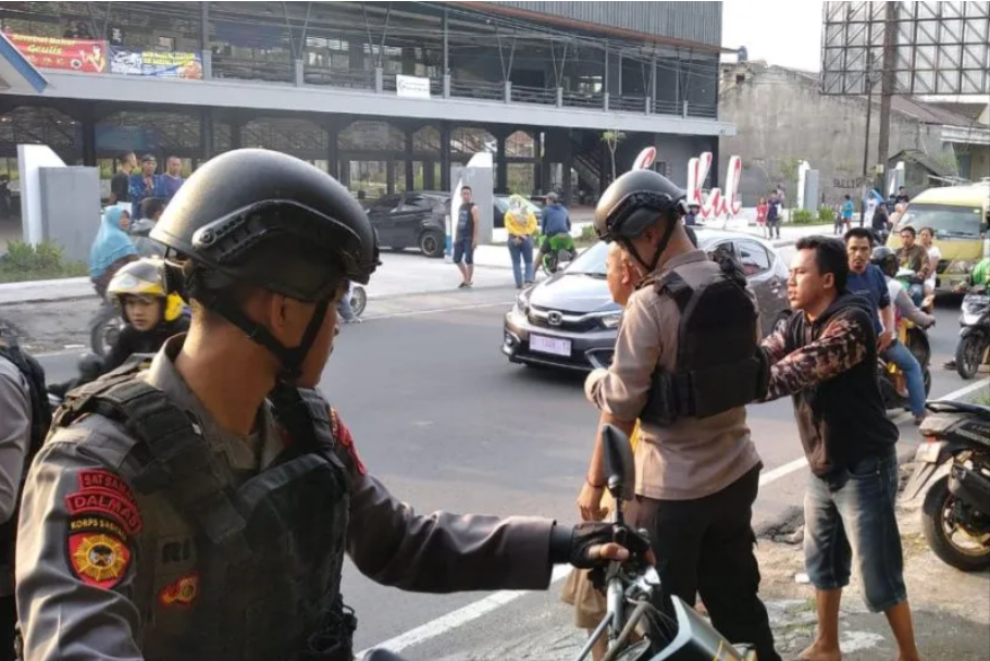 Sejumlah personel polisi melakukan pengamanan ngabuburit di Jalan Otista, Tarogong Kaler, Kabupaten Garut, Jawa Barat.Foto: ANTARA/HO-Polres Garut