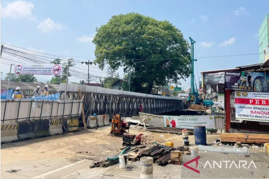 Jembatan darurat pengganti sementara Jembatan Cikereteg di Ciawi, Kabupaten Bogor, Jawa Barat. Foto:  ANTARA/HO-Humas Pemkab Bogor