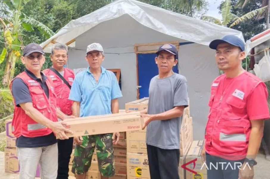 Pengurus Palang Merah Indonesia (PMI) Kabupaten Cianjur, Jawa Barat, menyerahkan bantuan alat rumah tangga dari PMI Solo untuk korban gempa Cianjur, Minggu (26/3/2023). Foto: ANTARA/Ahmad Fikri