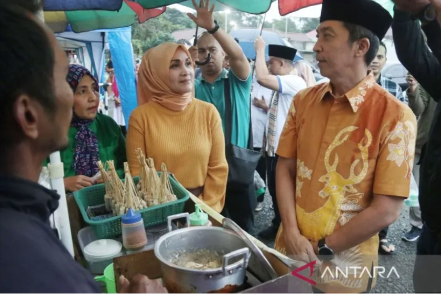 Wakil Wali Kota Bogor Dedie Abdul Rachim (batik coklat) bersama istrinya Yantie Rachim (kedua dari kiri, baju coklat) saat berdialog dengan pedagang telur gulung pada pembukaan Manunggal Food Festival di Lapangan Manunggal, Kelurahan Menteng, Kecamatan Bo