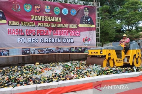 Pemusnahan barang bukti hasil operasi penyakit masyarakat di Cirebon, Jawa Barat, Kamis, 30 Maret 2023. Antara/ Khaerul Izan