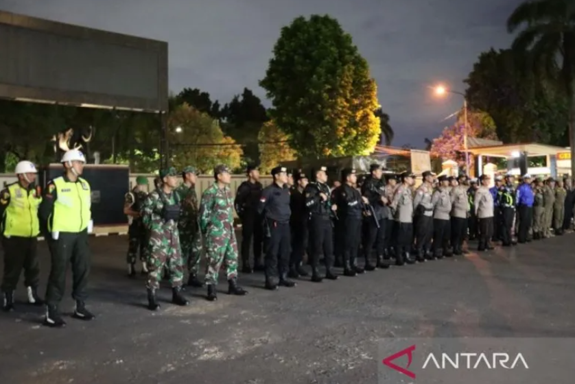 Petugas gabungan melakukan patroli malam di wilayah Kabupaten Bogor, Jawa Barat. (ANTARA/HO-Humas Polres Bogor)