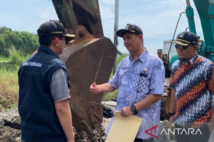 Penjabat Bupati Bekasi Dani Ramdan saat meninjau dimulainya pekerjaan perbaikan jalan di ruas Jalur Inspeksi Kalimalang, Desa Sukadanau, Kecamatan Cikarang Barat, pada Kamis (30/3/2023). Foto: Antara