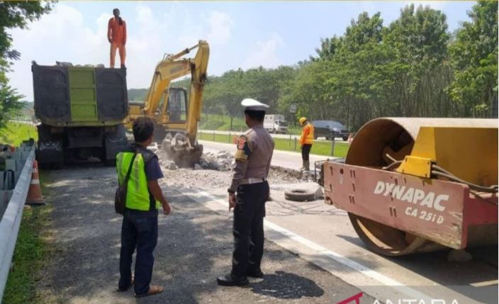 Polisi mengecek jalur mudik di Jalan Tol Cipali, Jawa Barat. Foto: ANTARA/HO-Humas Polda Jabar