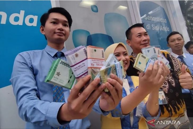 Petugas bank menunjukkan uang rupiah tunai baru di Kantor Bank Indonesia Perwakilan Jawa Barat, di Kota Bandung. Foto: ANTARA