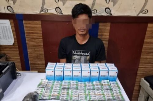Warga Kampung Udeung, Desa Menasah Udeung, Kecamatan Bandarbaru, Kabupaten Pidie Jaya, ditangkap jajaran Satnarkoba Polres Sukabumi Kota karena mengedarkan belasan ribu butir obat keras terbatas ilegal. Foto: ANTARA