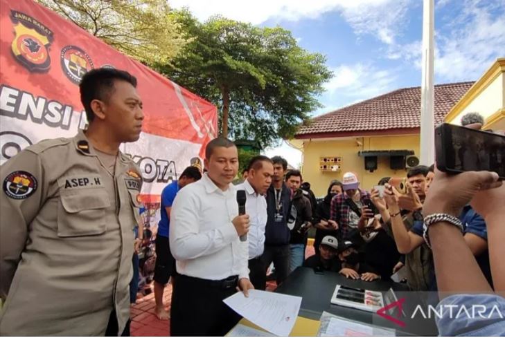 Kasatreskrim Polresta Bogor Kota Kompol Rizka Fadhla Secar (kedua dari kiri, kemeja putih) saat jumpa pers ungkap beberapa kasus di Mapolresta Bogor Kota. Foto: ANTARA.