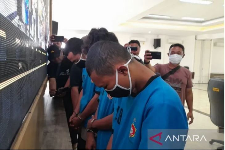 Para tersangka perampokam taksi online di Mapolres Bogor. Foto: Antara.