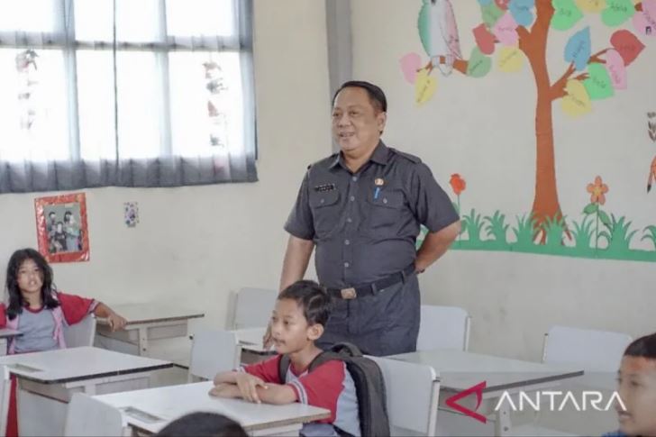 Kepala Dinas Cipta Karya dan Tata Ruang Kabupaten Bekasi Benny Sugiarto Prawiro saat meninjau penggunaan gedung baru di SDN 05 Babelan Kota, Kecamatan Babelan. Foto: ANTARA