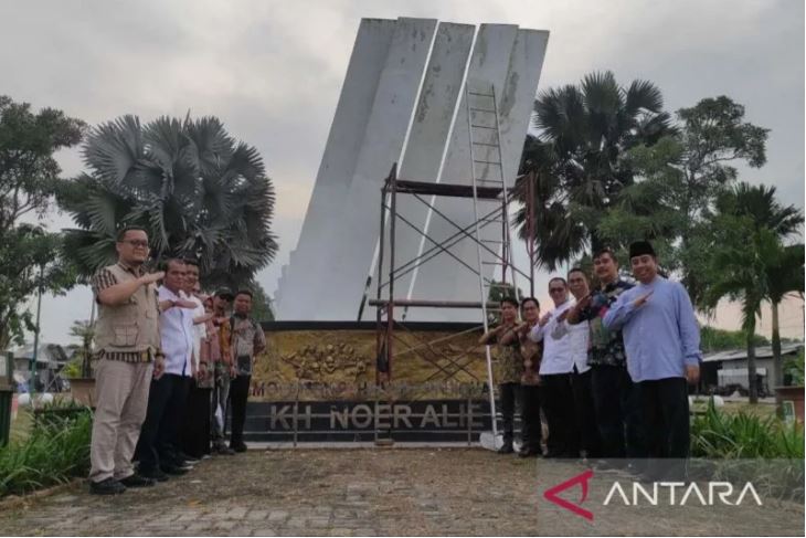 Jajaran Disperkimtan Kabupaten Bekasi mengecek proses pekerjaan perawatan taman di Taman Kota Citarik. Foto: ANTARA