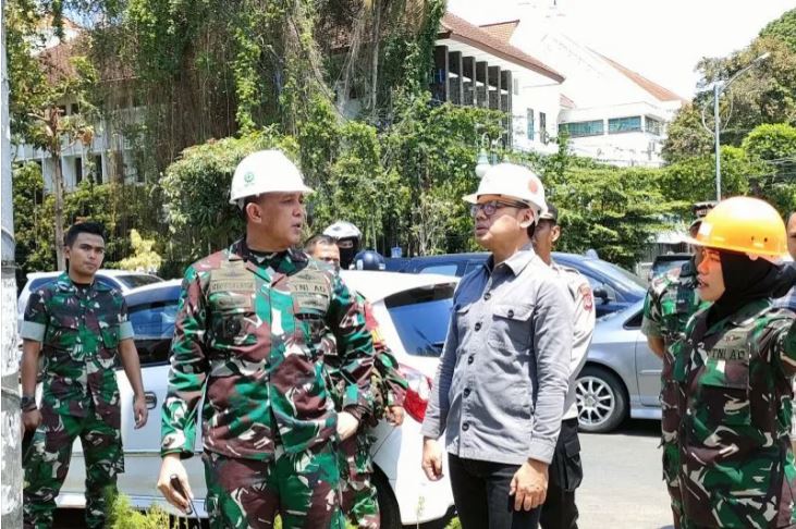 Komandan Korem (Danrem) 061/Surya Kencana (SK) Brigjen TNI Rudi Saladin (ketiga dari kanan) bersama Wali Kota Bogor Bima Arya Sugiarto (kedua dari kanan) saat berbincang usai meninjau lokasi kebakaran Rumah Sakit Salak. Foto: ANTARA