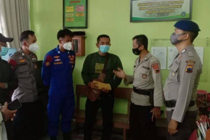 Sejumlah personel dari Satuan Polisi Air dan Udara Polres Garut berkoordinasi dengan jajaran kepolisian Polres Kebumen terkait penemuan jasad seorang nelayan di perairan Kebumen, Jawa Tengah. Foto: ANTARA