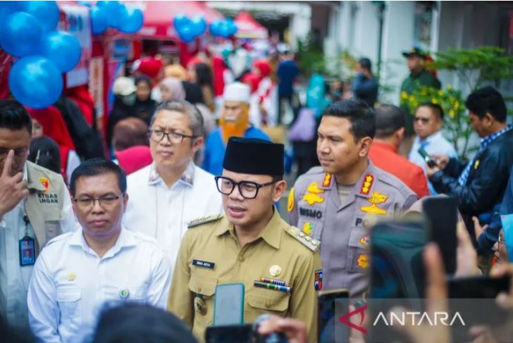 Wali Kota Bogor, Jawa Barat Bima Arya Sugiarto (kesatu dari kanan, memakai peci) bersama Deputi Bidang Ketersediaan dan Stabilisasi Pangan Badan Pangan Nasional (Bapanas) I Gusti Ketut Astawa (kedua dari kanan depan, kemeja puth) saat diwawancarai di sela